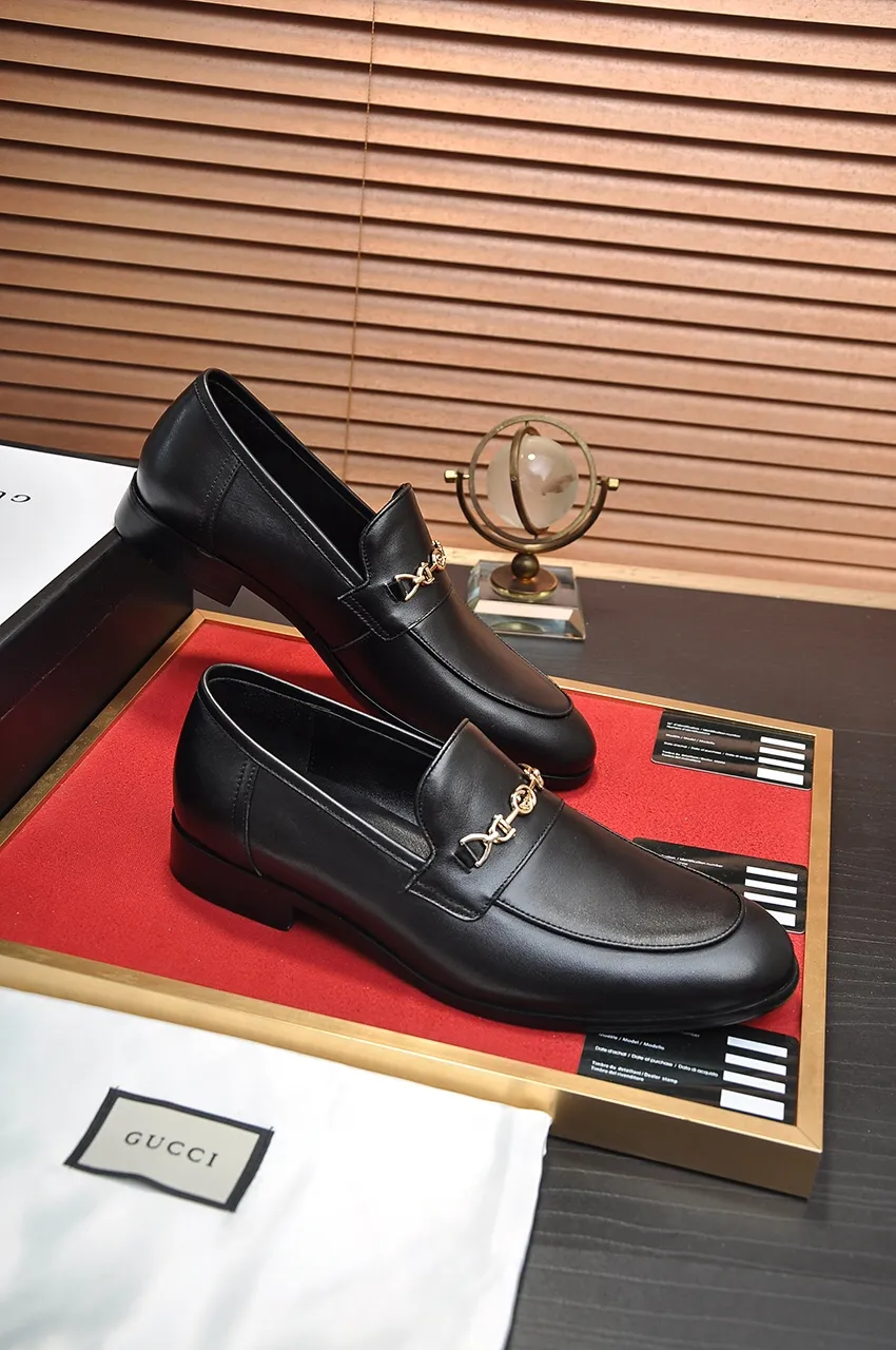 Men's shoes💰500💶Italy's top luxury men's shoe giant (GUCCI) (Gucci) (full cowhide lining) new arrival🍃Original European style🔰 Pleasant to the eye😍In order to make the shoes more durable and non-deformable🌀The production continues to follow traditional methods but there is still no lack of innovation💪Choose original sheepskin for the leather♻️ Smooth and natural And extra bright ⭐Made of imported cowhide, the first choice of rich people 38-45 (45 customized)